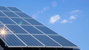 太陽光パネルがあっても設置できる？おすすめのアンテナや設置場所、実際の施工例を紹介！