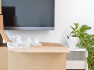 引っ越し先でテレビが映らない原因は？設定方法やケーブル接続手順など適切な対処法を解説