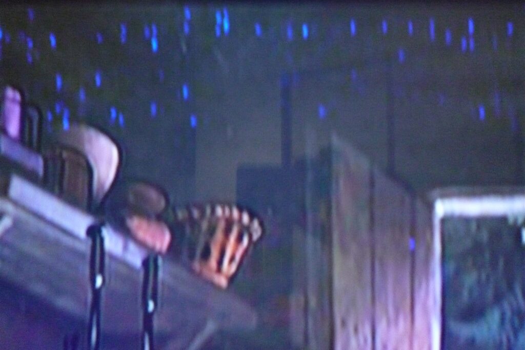 テレビに走る青いノイズの原因は？